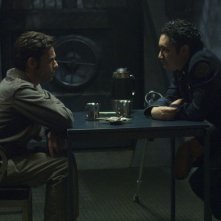 James Callis ed Alessandro Juliani in una scena dell'episodio Blood on the Scales di Battlestar Galactica