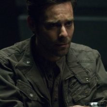 James Callis in una scena dell'episodio Blood on the Scales di Battlestar Galactica
