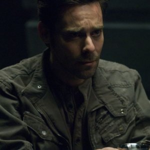 James Callis in una scena dell'episodio Blood on the Scales di Battlestar Galactica