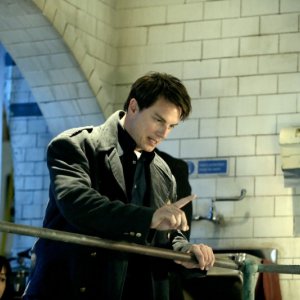 John Barrowman in un momento dell'episodio 'La mietitrice di anime' della serie tv Torchwood