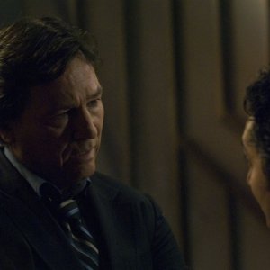 Richard Hatch ed Alessandro Juliani in una scena dell'episodio Blood on the Scales di Battlestar Galactica