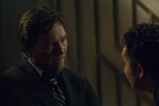 Richard Hatch ed Alessandro Juliani in una scena dell'episodio Blood on the Scales di Battlestar Galactica
