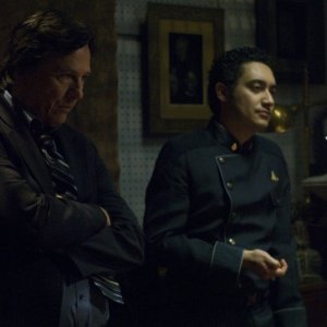 Richard Hatch ed Alessandro Juliani nell'episodio Blood on the Scales di Battlestar Galactica