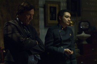 Richard Hatch ed Alessandro Juliani nell'episodio Blood on the Scales di Battlestar Galactica