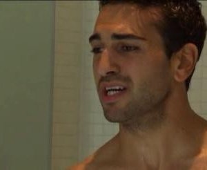 Un primo piano di Elyas M'Barek sotto la doccia nella serie televisiva Kebab for Breakfast