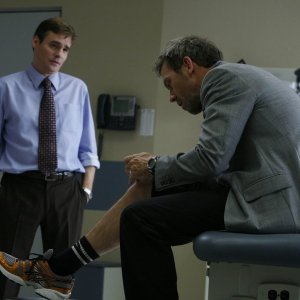 Hugh Laurie e Robert Sean Leonard in una scena dell'episodio The Greater Good di Dr. House: Medical Division