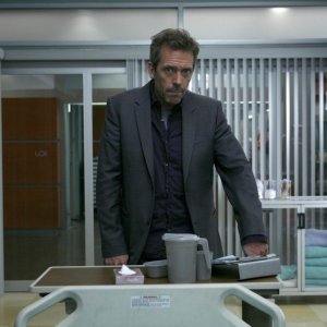 Hugh Laurie in una scena dell'episodio The Greater Good di Dr. House: Medical Division