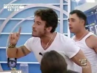 Grande Fratello 9 - giorno 24 - dopo che Federica gli ha lanciato un bicchiere addosso, Gianluca è furioso. Dietro di lui c'è Marcello