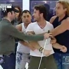 Grande Fratello 9 - giorno 24 - dopo il lancio del bicchiere, Gianluca è trattenuto a fatica da Marcello, Vittorio e Gerry