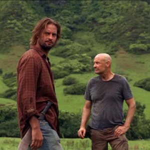 Josh Holloway e Terry O'Quinn in una scena dell'episodio The Little Prince di Lost