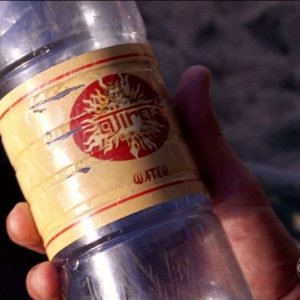 Un dettaglio del relitto in spiaggia nell'episodio The Little Prince di Lost