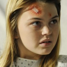 Aimee Teegarden in una scena dell'episodio Help Me, Rhonda di 90210