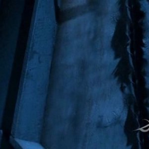 Crepe minacciose sfregiano lo scafo della Galactica nell'episodio 'Blood on the Scales'