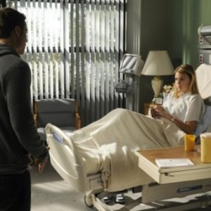 Dustin Milligan ed Aimee Teegarden in una scena dell'episodio Help Me, Rhonda di 90210