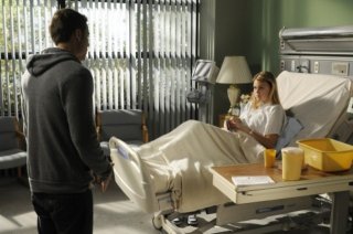 Dustin Milligan ed Aimee Teegarden in una scena dell'episodio Help Me, Rhonda di 90210