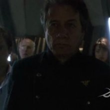 Edward James Olmos  e alle sue spalle Jamie Bamber nell'episodio Blood on the Scales di Battlestar Galactica