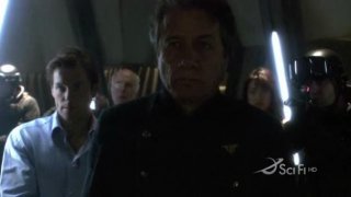 Edward James Olmos e alle sue spalle Jamie Bamber nell'episodio Blood on the Scales di Battlestar Galactica
