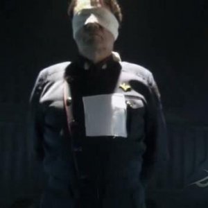Edward James Olmos in una scena drammatica nell'episodio Blood on the Scales di Battlestar Galactica