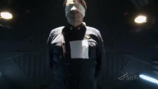 Edward James Olmos in una scena drammatica nell'episodio Blood on the Scales di Battlestar Galactica