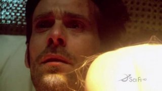 James Callis nel ruolo di Gaius Baltar in una scena dell'episodio Blood on the Scales di Battlestar Galactica