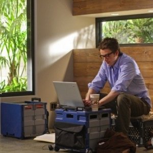 Robert Buckley in una scena dell'episodio All About Betrayal di Privileged