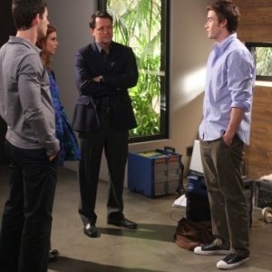 Steven Culp, Robert Buckley, Brian Hallisay e Joanna Garcia in una scena dell'episodio All About Betrayal di Privileged