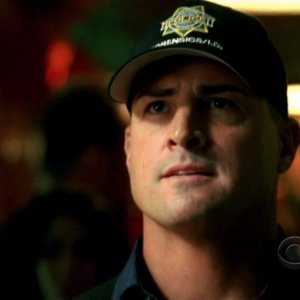George Eads in una scena dell'episodio Disarmed and Dangerous di CSI