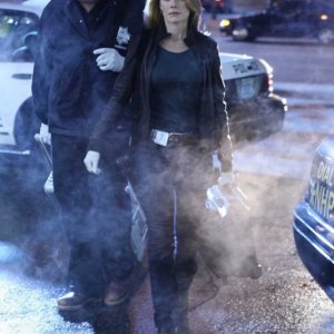 Marg Helgenberger e Laurence Fishburne in una scena dell'episodio Disarmed and Dangerous di CSI