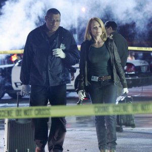 Marg Helgenberger e Laurence Fishburne nell'episodio Disarmed and Dangerous di CSI