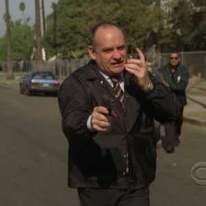 Paul Guilfoyle in una scena dell'episodio Disarmed and Dangerous di CSI