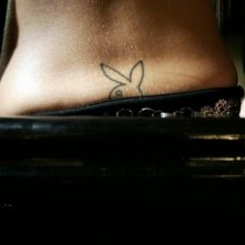 Una foto del tatuaggio che Laura Drzewicka, la 'Barbie' del Grande Fratello 9, ha tatuato sulla schiena: il coniglietto di Playboy.