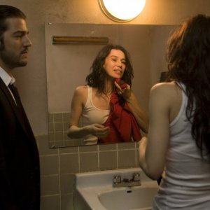 Diego Luna e Ariadna Gil in una scena di Solo quiero caminar