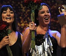 Berlinale 2009: Claudia Llosa dopo la vincita dell'Orso d'Oro per The Milk of Sorrow, accanto a Magaly Solier