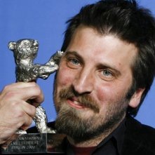 Berlinale 2009: il regista argentonio Adrian Biniez con l'Orso d'Argento vinto per Gigante