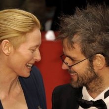 Berlinale 2009 Un Elegante Tilda Swinton Con Il Regista Christoph Schlingensief 105279