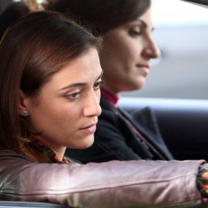 Anna Foglietta e Paola Lavini in una scena dell'episodio 'La testa a posto' del film I mostri oggi