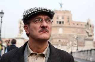 Claudio Bisio in una sequenza dell'episodio 'Terapia d'urto' del film I mostri oggi