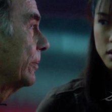 Dean Stockwell e Grace Park in una scena dell'episodio No Exit di Battlestar Galactica