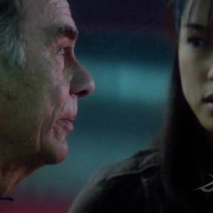 Dean Stockwell e Grace Park in una scena dell'episodio No Exit di Battlestar Galactica