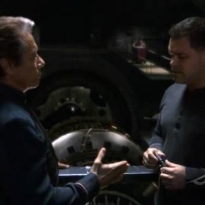 Edward James Olmos e Aaron Douglas in una scena dell'episodio No Exit di Battlestar Galactica