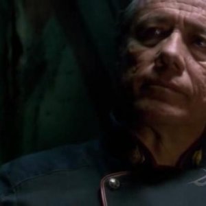 Edward James Olmos in una scena dell'episodio No Exit di Battlestar Galactica