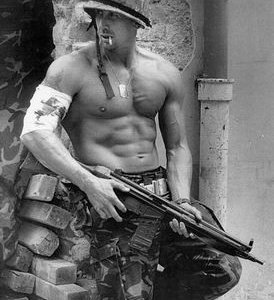 Gualberto Parmeggiani in versione 'bellica'. L'attore lavora anche come stripper.