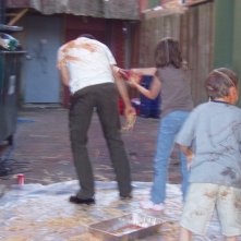 Guerra al sugo di pomodoro sul set di Quattro padri single per Salvatore Santone e Francesco Quinn