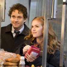 Hugh Dancy e Isla Fisher in un'immagine del film I Love Shopping