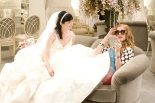 Krysten Ritter e Isla Fisher in una sequenza del film I Love Shopping
