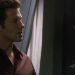 Mary McDonnell e Jamie Bamber in una scena dell'episodio No Exit di Battlestar Galactica