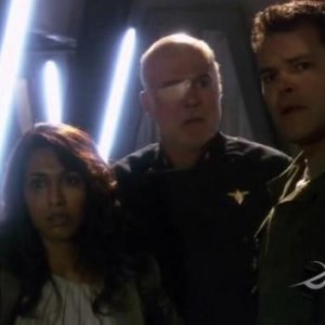 Michael Hogan, Rekha Sharma e Aaron Douglas in una scena dell'episodio No Exit di Battlestar Galactica