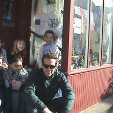 Ryan Reynolds con Salvatore Santone e altri bambini sul set di Ricatto d'amore (The Proposal, 2009)