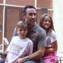 Sul set di Quattro padri single: Francesco Quinn con i due piccoli protagonisti del film