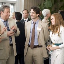 Tim Ware, Hugh Dancy e Isla Fisher in una scena del film I Love Shopping